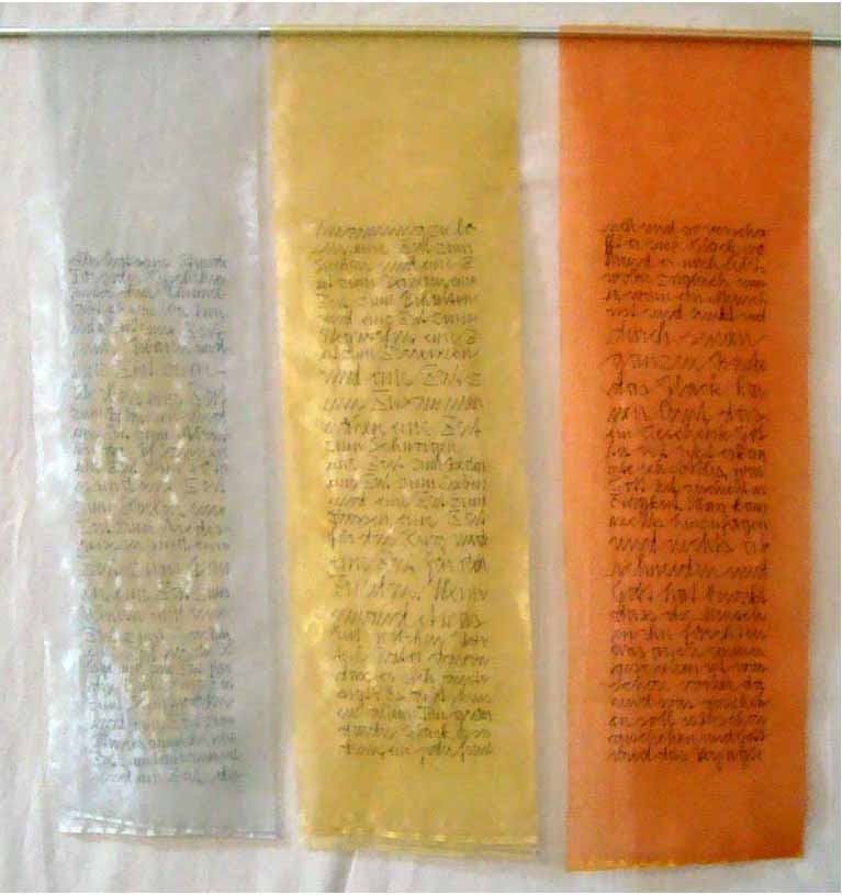 Organza, handgenähte Schrift (Kohelet 3,1-8), dreiteilig; Strichcode oder lesbarer Text- es kommt auf den Blickwinkel an   65 x 73 cm